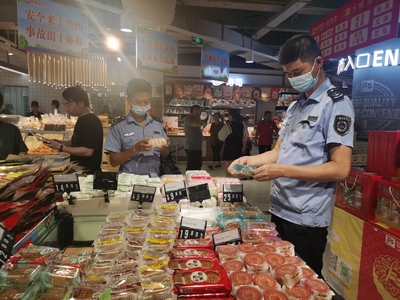 專項檢查?！拔浮卑踩?，縣市場監管局嚴把中秋月餅質量關